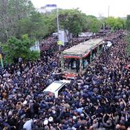 Stovky truchlících vyšly v úterý do ulic Tabrízu, aby uctily památku íránského prezidenta Ebrahíma Raísího, který v neděli zahynul spolu s dalšími osmi lidmi při havárii vrtulníku. Speciálně upravený nákladní vůz (na snímku z 21. května) Tabrízem převezl rakve s ostatky obětí. 