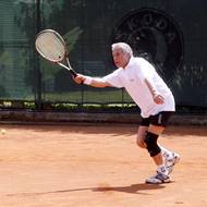 2006. Josef Laufer jako účastník tradičního tenisového turnaje divadla Kalich.