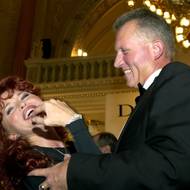 Místopřededa ODS Miroslav Macek tančí s manželkou Janou na plese, kterým na pražském Žofíně vyvrcholil 21.dubna 2001 první den ideové konference strany.