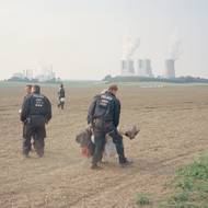 Snímek z policejního zásahu proti aktivistů. Zásahová skupina obklíčila stovky demonstrantů na poli u železniční tratě vedoucí k uhelné elektrárně Neurath. Bedburg, 26. srpna 2017.