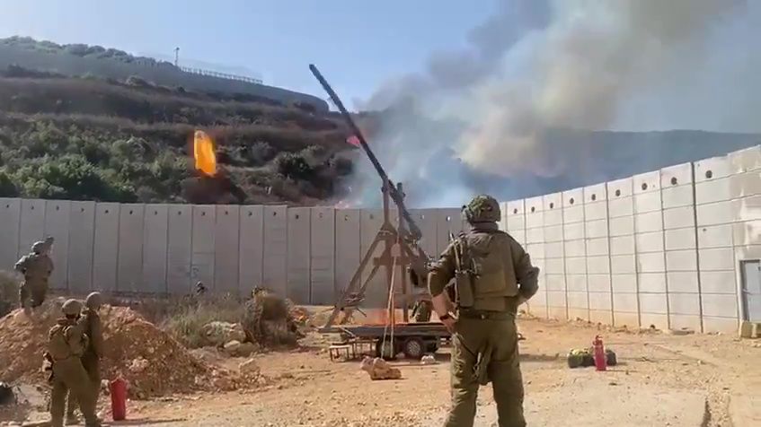 Video: Izraelská armáda nasadila do boje proti Hizballáhu i katapulty a luky