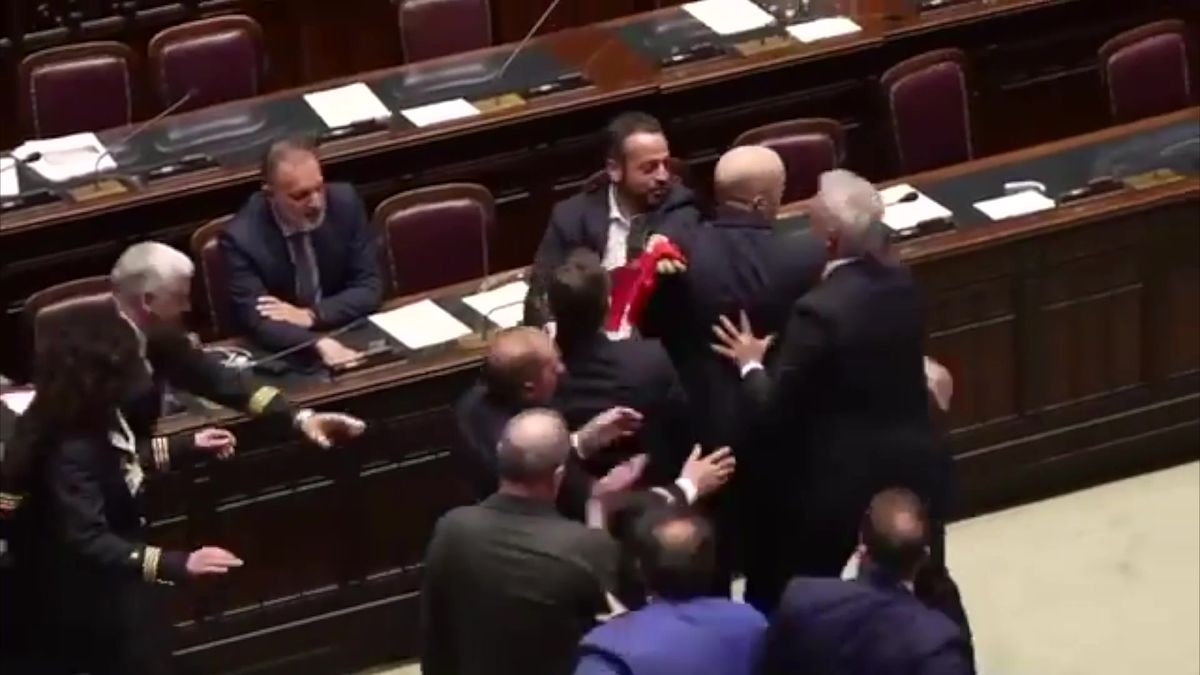 Video: V italském parlamentu létaly pěsti