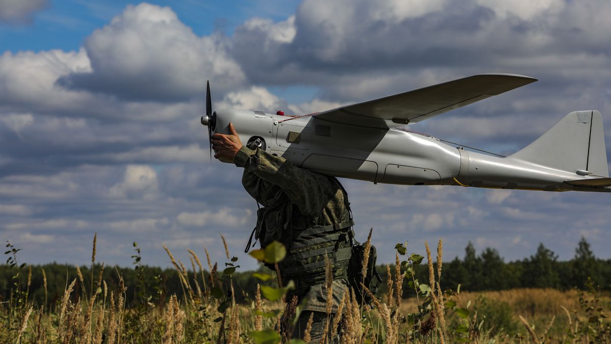 Ukrajina v noci sestřelila tři ruské rakety a 25 dronů, v Ternopilu hoří