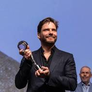 „To je nádherná soška, hezčí než Oscar,“ uvedl po převzetí ceny Brühl.