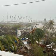 „Doslova téměř celý ostrov je bez domova,“ popsala britské stanici BBC Katrina Coyová, která bydlí na zhruba třítisícovém ostrově Union. Zničené jsou budovy, silnice i elektrické vedení. (Snímek z ostrova Union, který zveřejnil premiér Gonsalves, 2. července).