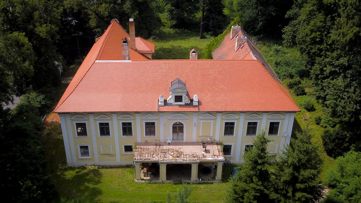 Fotky: Palacký tady sepsal Dějiny národu. Pustnoucí zámek hledá majitele