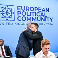 Vítání českého premiéra Petra Fialy s Volodymyrem Zelenským. Fiala na summitu podepsal s ukrajinským prezidentem dohodu obou zemí o bezpečnostní spolupráci a dlouhodobé podpoře. 