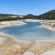 Jezero Fanaco, které vodou zásobovalo několik obcí, vysychá, největší přirozené jezero Sicílie Pergusa je také téměř vyschlé. (Fanaco na snímku 18. července.)