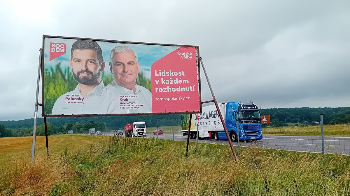 Glosa: Nelegální billboardy, volební kampaň. Zákon je k smíchu
