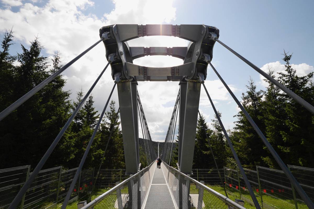 Lávka Sky Bridge 721 je momentálně nejdelším visutým mostem pro pěší na světě. Nachází se v nadmořské výšce 1110–⁠⁠1116 metrů, v nejvyšším bodě drží návštěvníky 95 metrů nad zemí. Veřejnosti se otevřel v roce 2022 a je nejvyhledávanější atrakcí v Dolní Moravě.