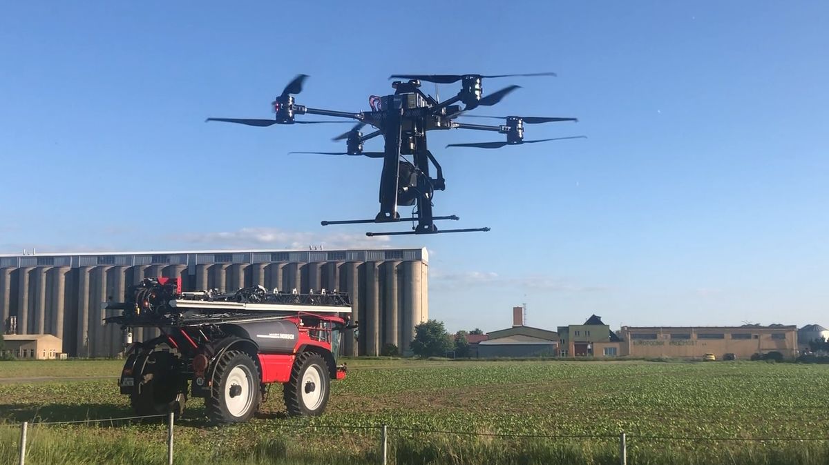 Čeští farmáři přišli na chuť dronům. Létají jich už tisíce