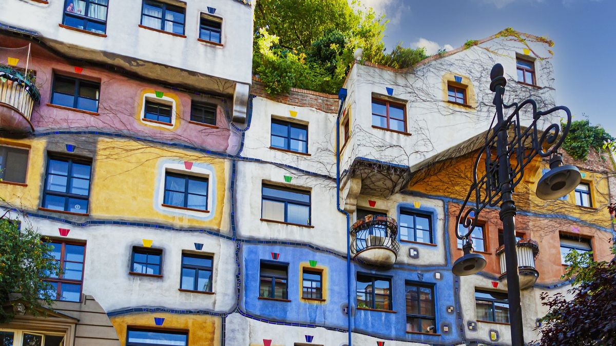 Barevný svět Hundertwassera: Excentrický dům ve Vídni láká tisíce turistů