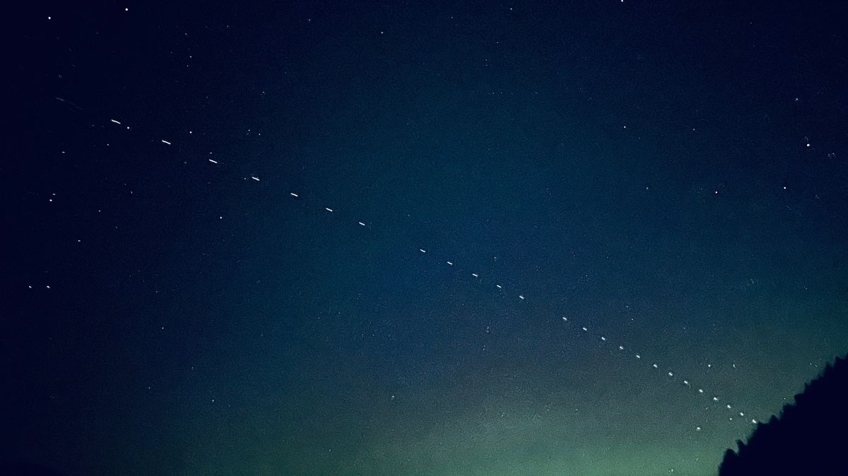Bude to jako 100 tisíc úplňků, popisují astronomové efekt Muskových satelitů