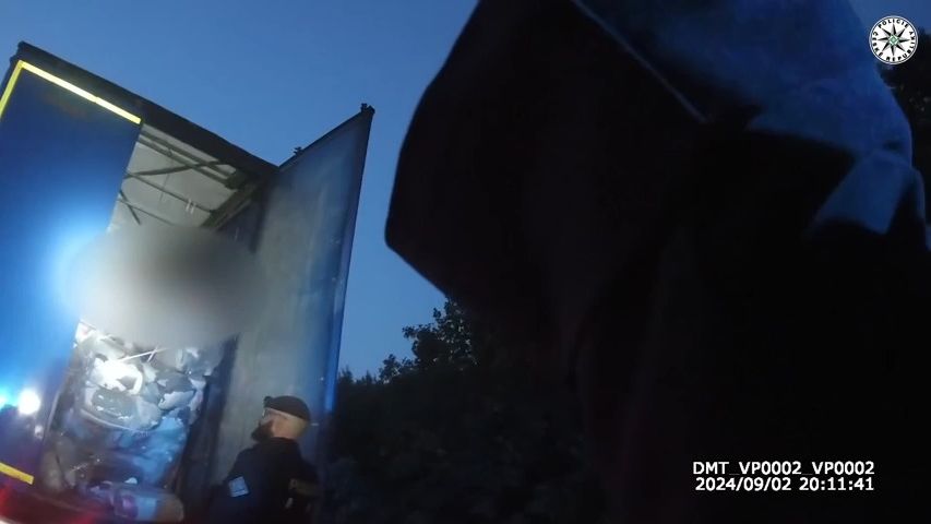Lidé schovaní za paletami. Policie ukázala záběry ze zásahu na D8