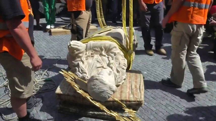 Pražští zastupitelé dříve opakovaně odmítli vyjádřit s umístěním napodobeniny původního sloupu souhlas.