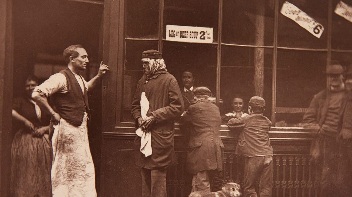 Sociální dokument z úsvitu fotografie: Tak vypadal život v Londýně 1877