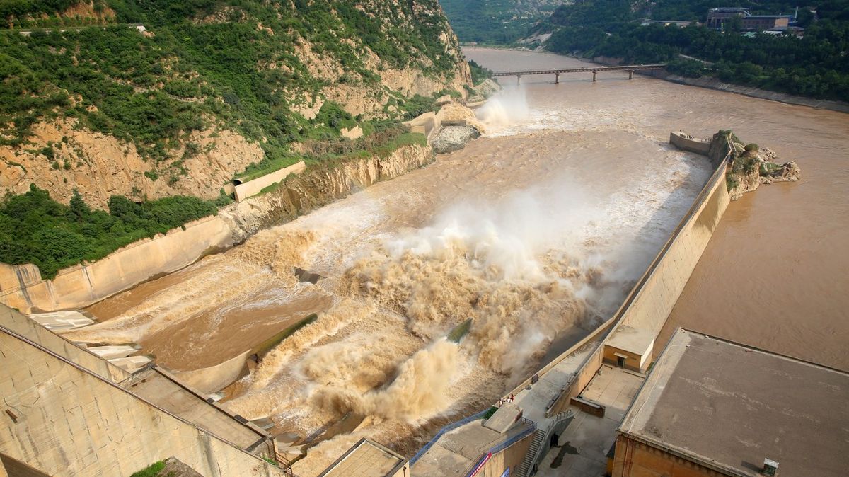 Povodně v Číně jsou kritické, začalo odstřelování přehrad