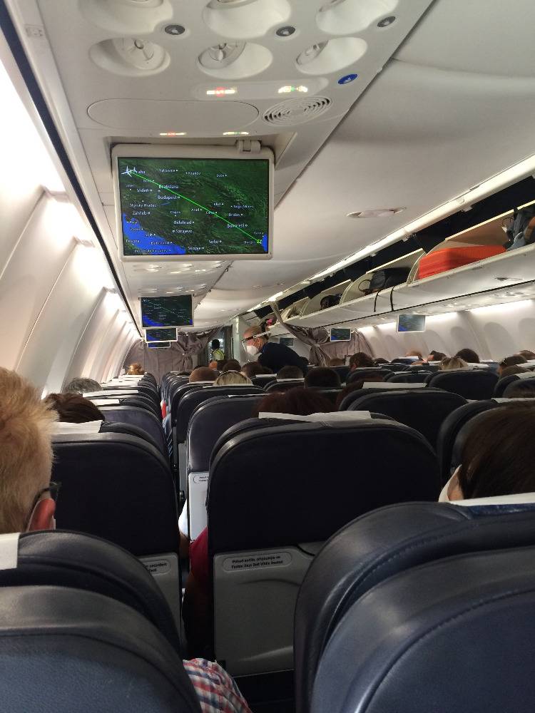 Pražské letiště postupně obnovilo letecká spojení do vybraných destinací. Letiště Václava Havla nadále doporučuje cestujícím chránit se na palubě rouškou.   