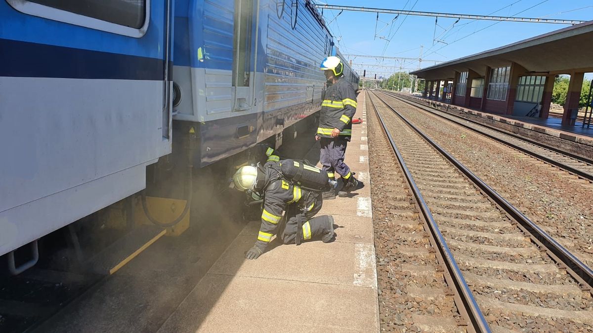 V Přelouči hořela lokomotiva, hasiči evakuovali cestující