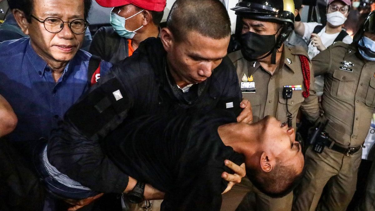 Thajci nepolevují. Tři tváře demonstrací skončily v nemocnici