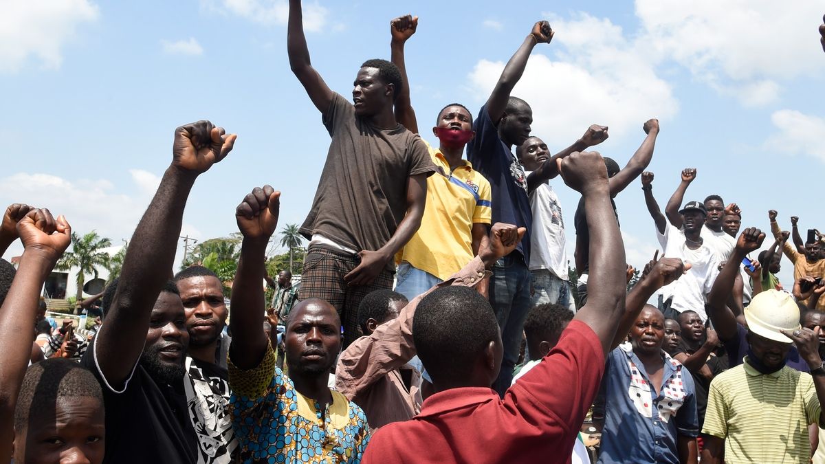 I přes zákaz vycházení Nigérií zmítají protesty proti policejní brutalitě