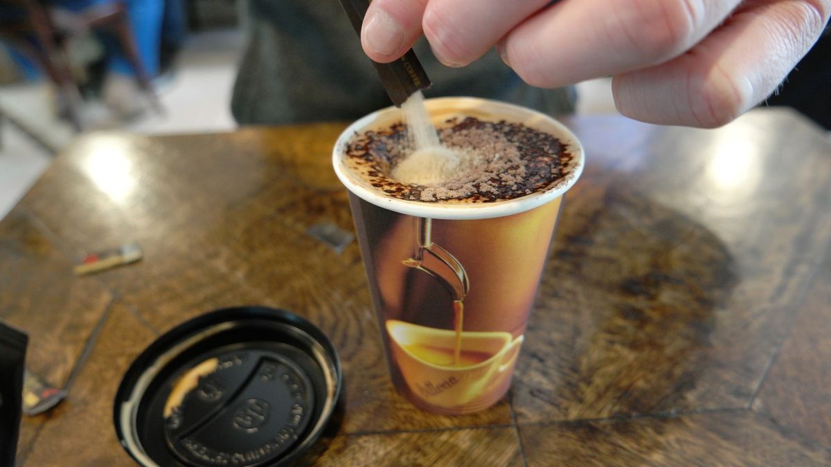 Káva v kelímku už není nebezpečná, rozhodla vláda