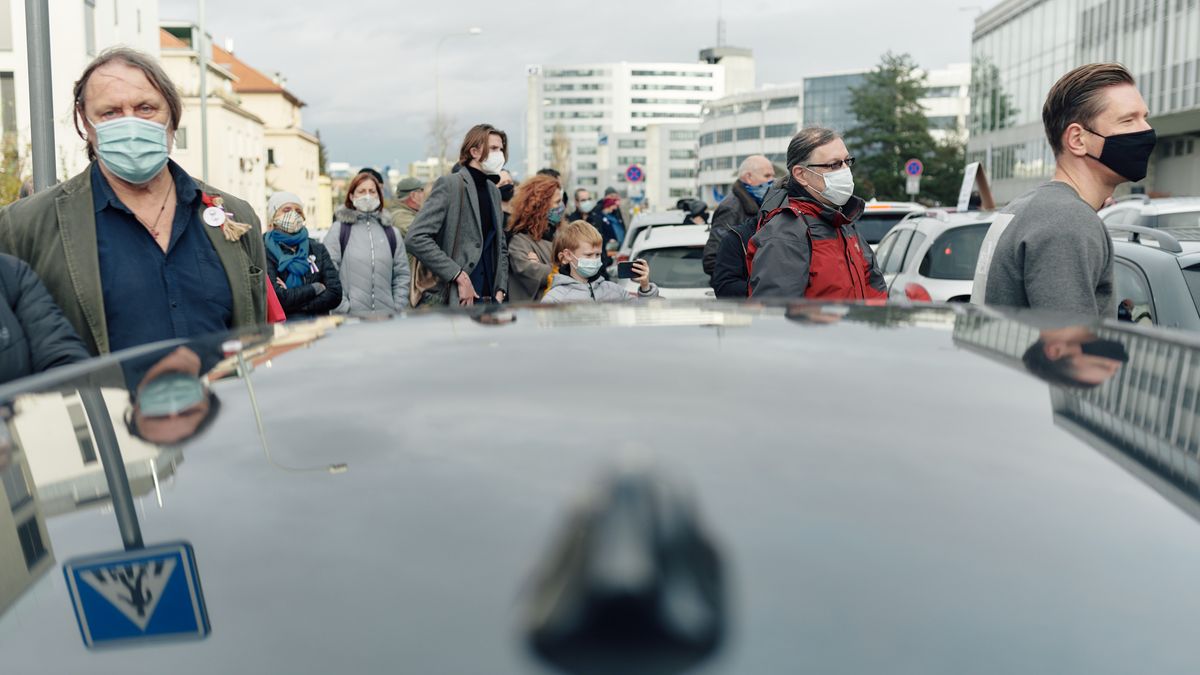 Tlak na Českou televizi roste, lidé protestovali v autech. Podívejte se