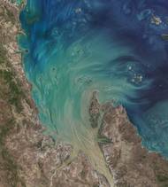 Příliv v zálivu Broad Sound, který se nachází na pobřeží státu Massachusetts.