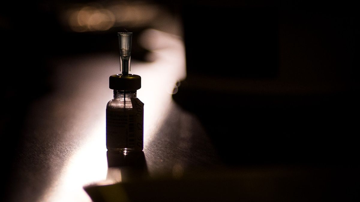 Vakcína proti mutaci bude na podzim, zní z Oxfordu