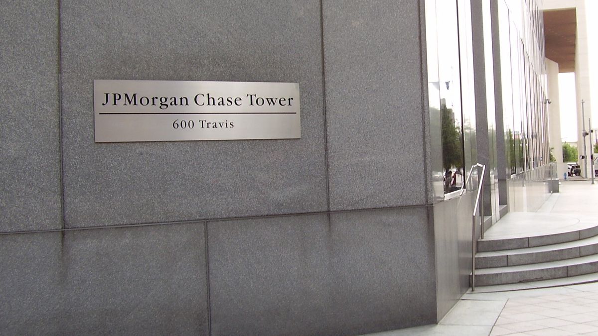 Banka JPMorgan bojuje proti vyhoření. Najme proto 190 mladých bankéřů