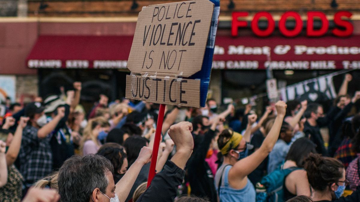 Policisté napadli při nepokojích v Minneapolisu novináře