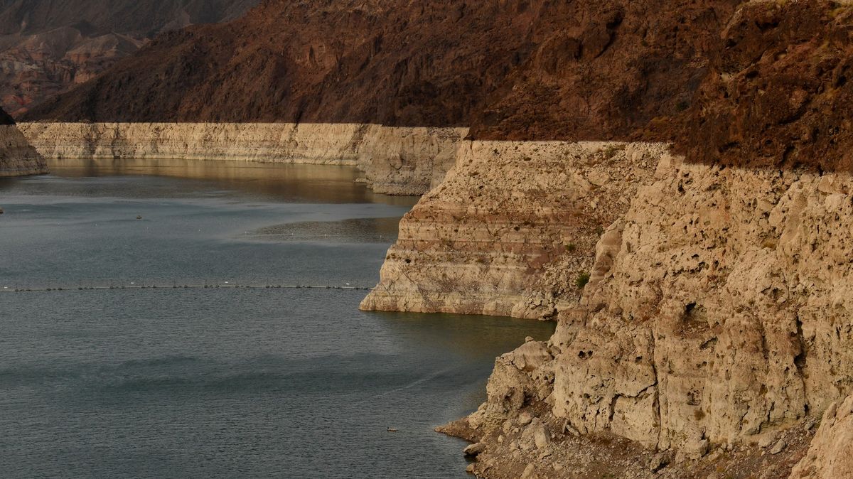 „Čekejte suchou budoucnost.“ Největší přehrada USA poprvé kriticky vyschla