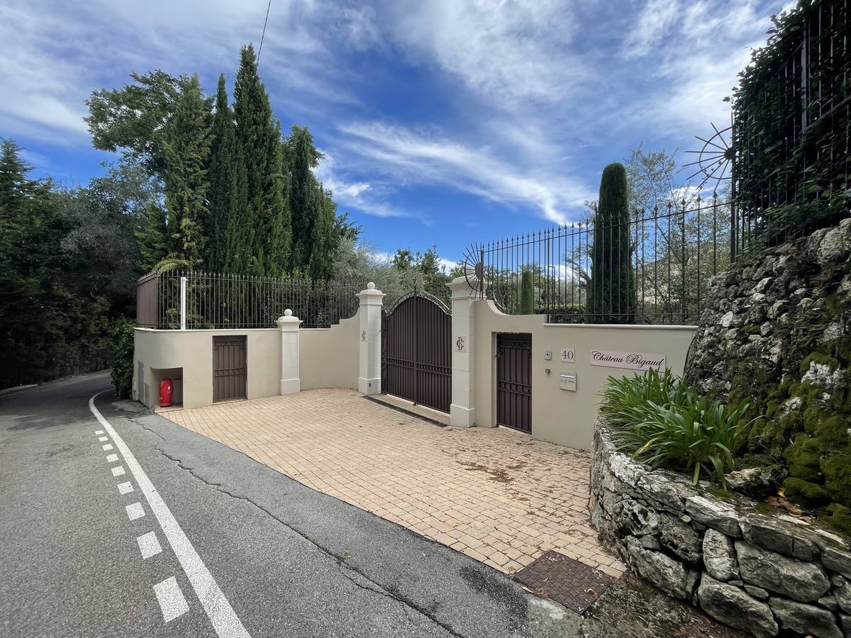 Vstupní brána k Château Bigaud.