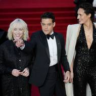 Hlavního padoucha si v nejnovější bondovce zahrál Rami Malek (uprostřed), který se proslavil rolí Freddieho Mercuryho ve filmu Bohemian Rhapsody