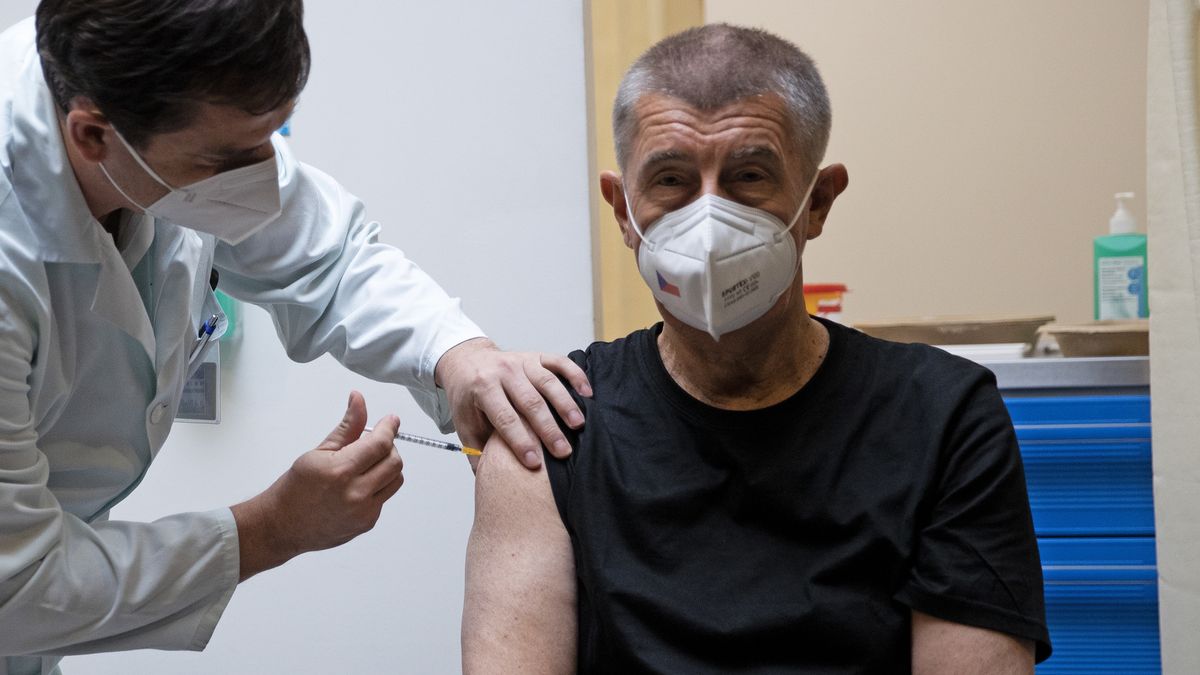 Průzkum: Očkovat se třetí dávkou je ochotno 46 procent dospělých