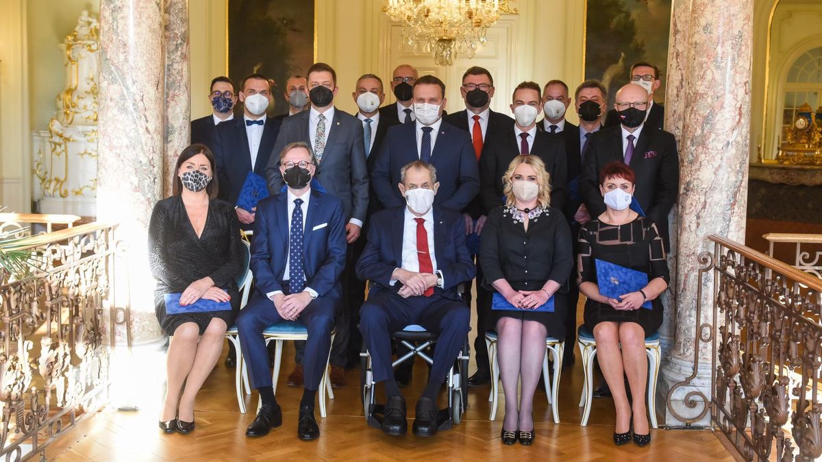 Jaká je výše odchodného ministrů Fialovy vlády a kam povedou jejich další kroky