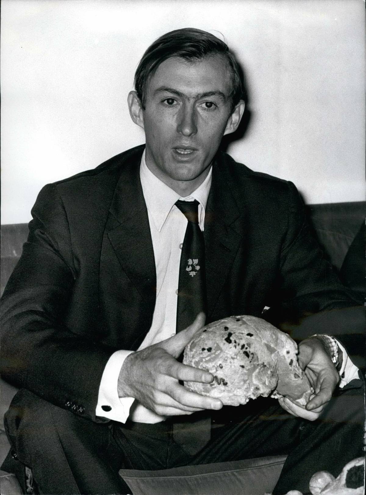 2. ledna zemřel ve věku 77 let Richard Leakey, světoznámý keňský paleontolog a ochránce přírody, který významně přispěl k porozumění původu lidstva a bojoval proti pytláctví. Leakey vedl několik expedic, při nichž učinil průlomové objevy včetně nálezů lebek člověka zručného a člověka vzpřímeného. Nejvíce se proslavil díky objevu z roku 1984, kdy jeho tým vykopal na břehu jezera Turkana téměř kompletní, asi 1,5 až 1,6 milionu let starou kostru prehistorického člověka přezdívanou turkanský chlapec.