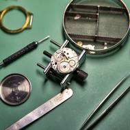 Sběratelé zvládnou hodinky opravit a seřídit nástroji, kterými jsou ve svých pracovnách obklopeni.