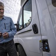 Vydáváme se na čtyřdenní jízdu po Česku. Obytné auto si půjčujeme v malé rodinné půjčovně Caravan Adventure, kterou založili tři kamarádi.