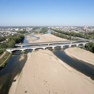 Letošní červenec byl po březnu 1961 druhým nejsušším měsícem, jaký byl kdy ve Francii zaznamenán. Na snímku francouzská řeka Loira v Orleans, 12. srpna.