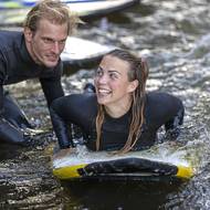 Méně zkušení surfaři jezdí na větších a stabilnějších prknech, experti pak mají menší a hbité surfy, které umožňují rychlejší pohyb.