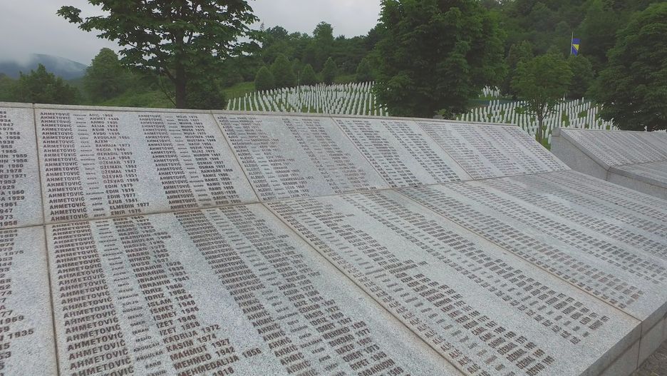 OSN i přes srbský odpor schválilo den připomínající genocidu ve Srebrenici