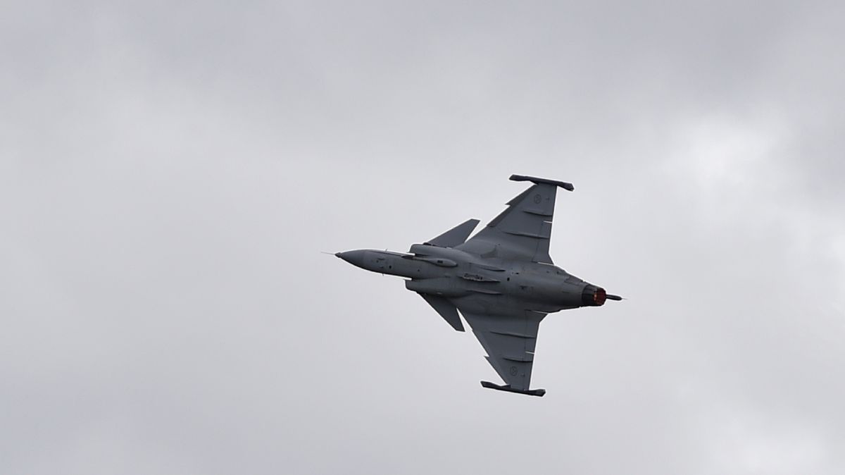 Ostrý poplach. Gripeny z Čáslavi vzlétly k „mlčícímu“ boeingu