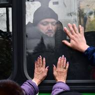 Muži odvedení do vojenské služby během částečné mobilizace čekají v autobusu před vojenským komisariátem v Jekatěrinburgu.