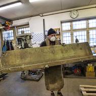 Měděný parapet v podobě, jak se přiveze na dílnu. Do všech dílů se před čištěním vyrazí číslo, aby se vědělo, jak jdou za sebou.