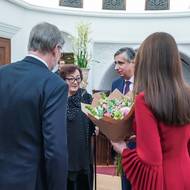 Manželé Fialovi vítají expremiéra Jana Fischera s manželkou Danou. 