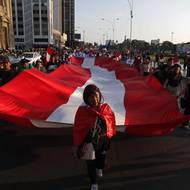 Násilnosti v zemi a použití nepřiměřené síly ozbrojenými složkami odsoudila Evropská unie. Na snímku protivládní demonstrace v Limě v podvečer 24. ledna.