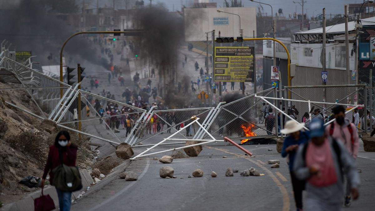 Fotky z rozbouřeného Peru: Vláda pošle proti demonstrantům armádu