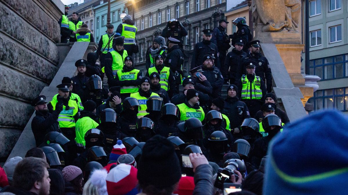 Střetu s policií u muzea se účastnil i děkan VŠE Ševčík, rektor to chce řešit