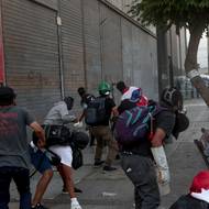  Vláda v šesti regionech vyhlásila výjimečný stav a omezila některá občanská práva.